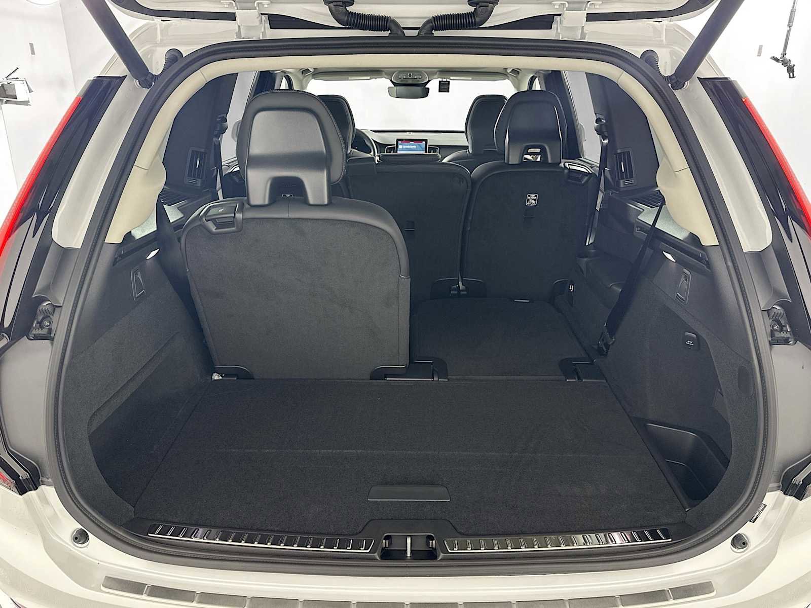 Used 2025 Volvo XC90 T8 Ultra w/ Protection Package Premier image 24