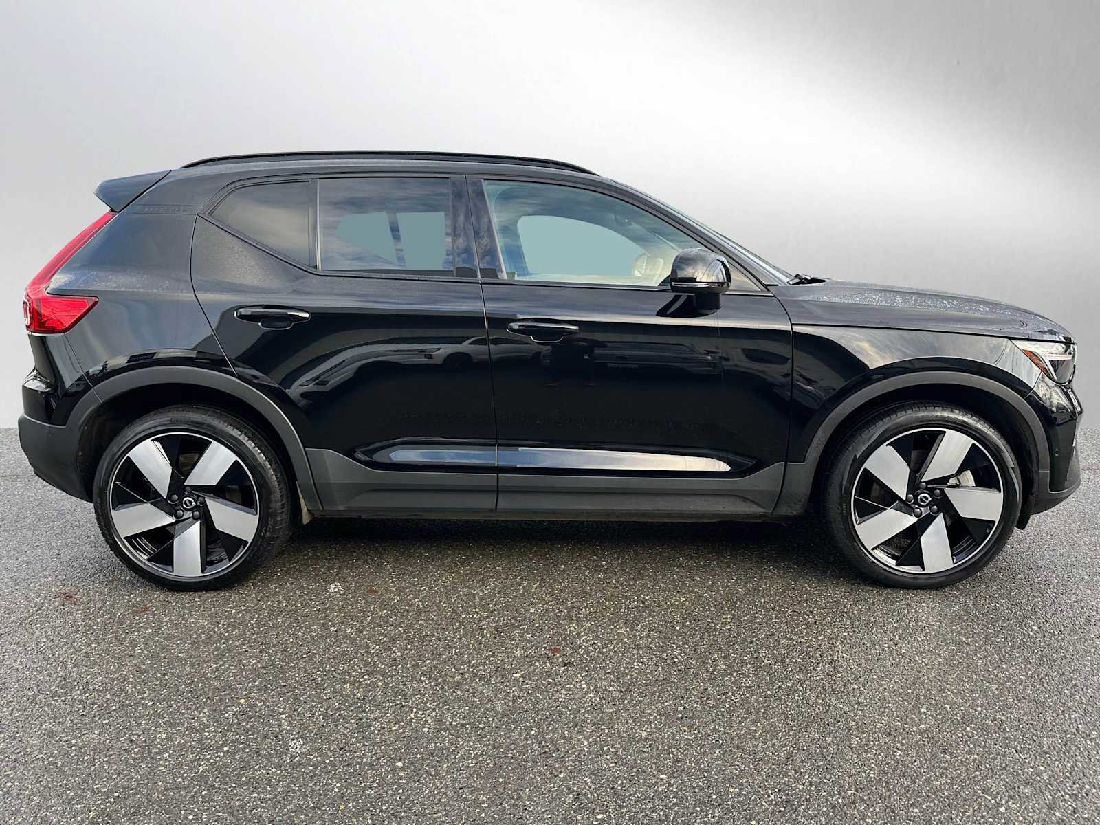 Used 2023 Volvo XC40 Recharge Plus image 2