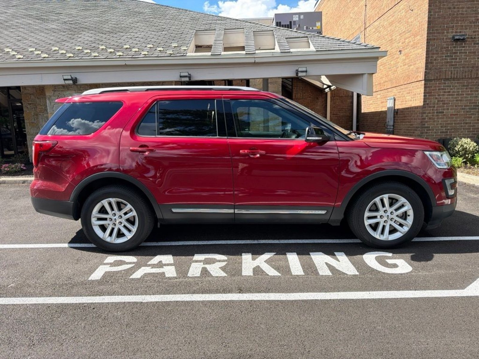 Used 2017 Ford Explorer XLT w/ Equipment Group 202A FWD image 8
