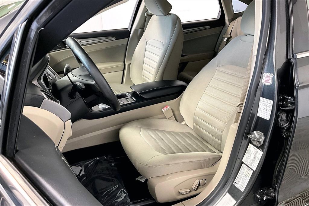 Used 2019 Ford Fusion SE image 25