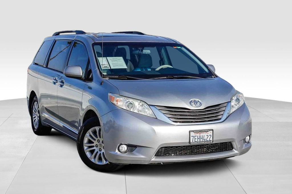 Used 2014 Toyota Sienna L image 2