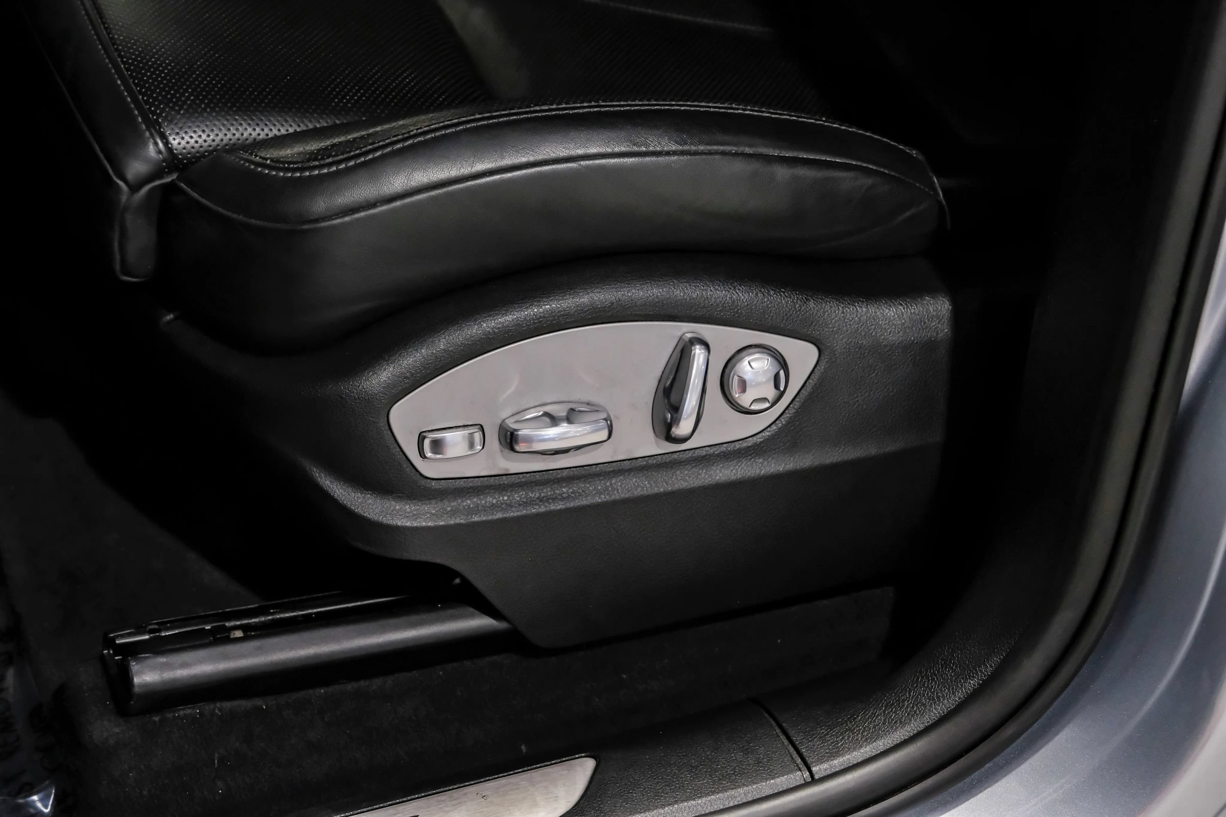 Used 2018 Porsche Macan GTS w/ Premium Package Plus AWD/4WD image 43