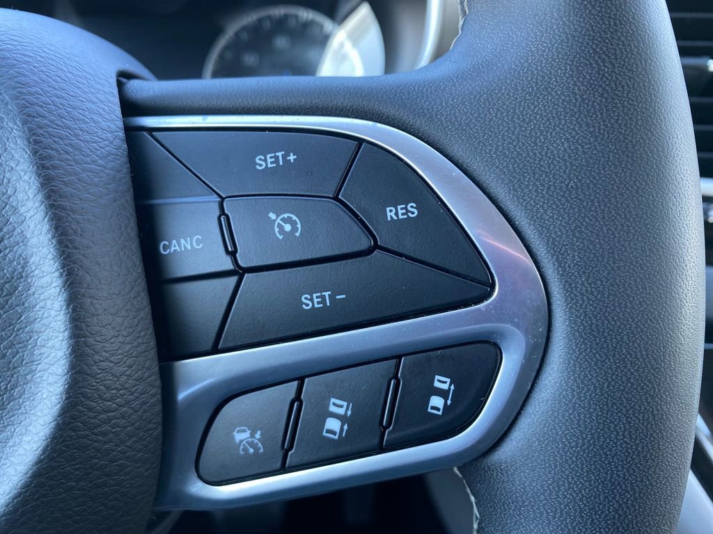 Used 2023 Chrysler Pacifica Touring-L image 27