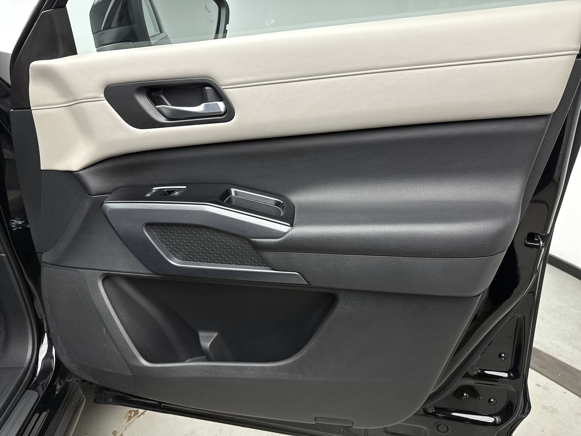 Used 2023 Nissan Pathfinder SL AWD/4WD image 9