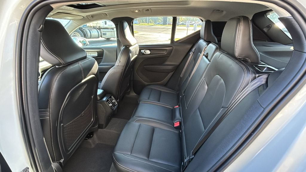 Certified 2025 Volvo XC40 B5 Core w/ Climate Package AWD/4WD image 9
