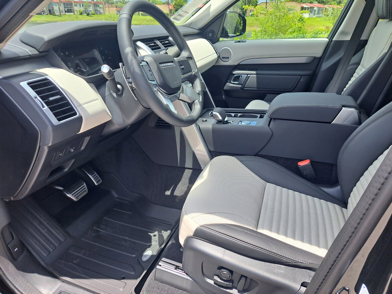 Certified 2025 Land Rover Discovery Dynamic SE image 9