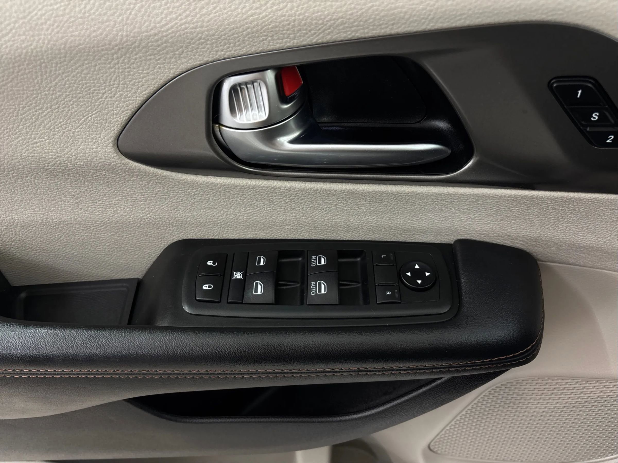 Used 2020 Chrysler Pacifica Touring-L FWD image 39