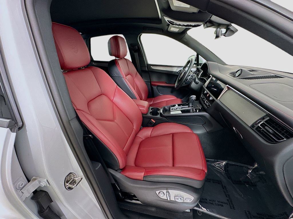 Certified 2025 Porsche Macan AWD/4WD image 30