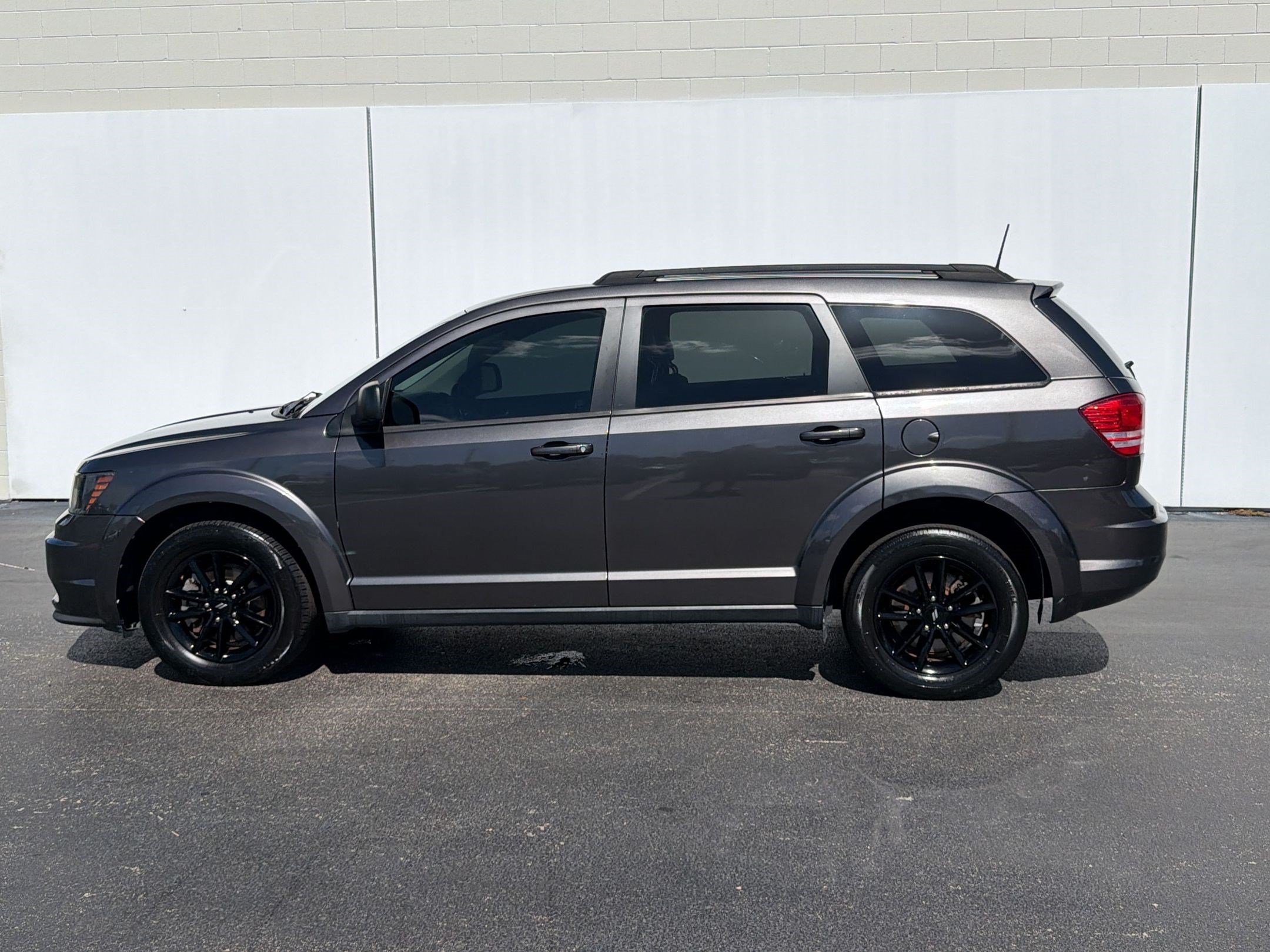 Used 2020 Dodge Journey SE w/ SE Popular Equipment Group FWD image 2