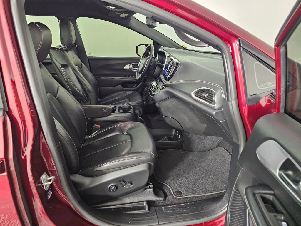 Used 2021 Chrysler Pacifica Touring-L w/ Uconnect Theater Family Group AWD/4WD image 38