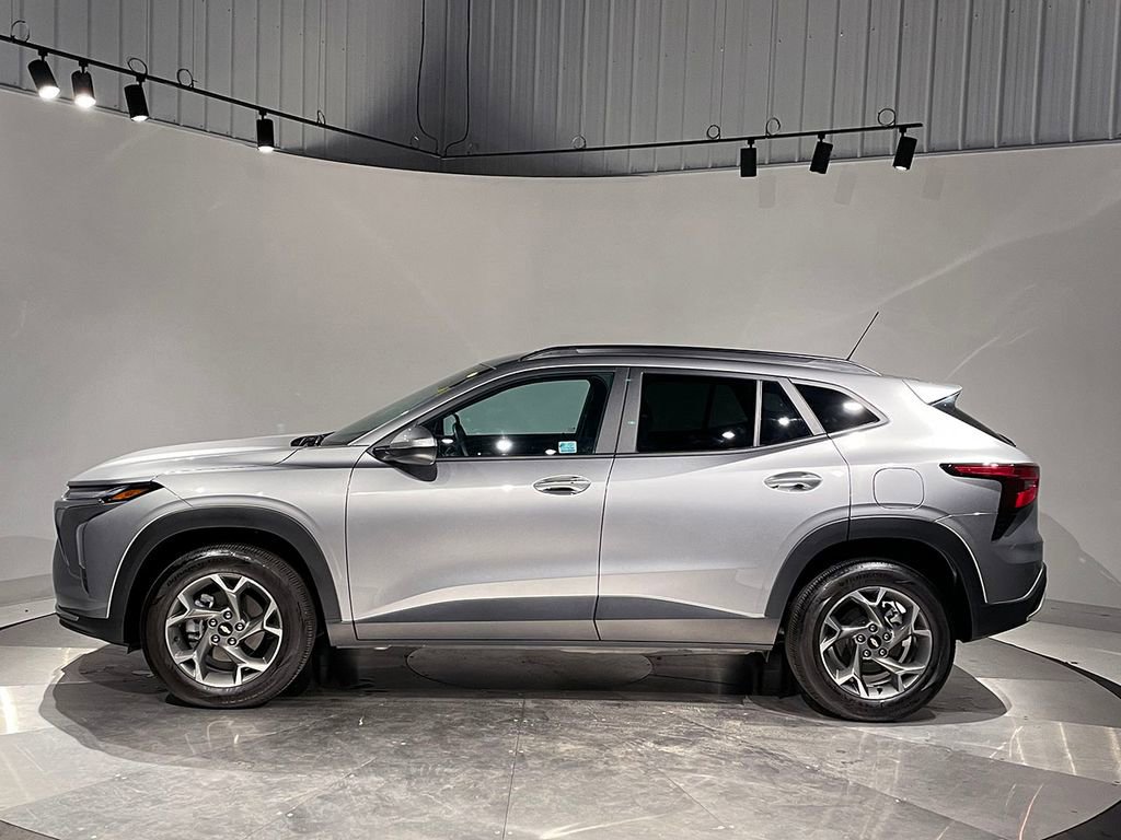 Used 2024 Chevrolet Trax LT w/ Sunroof Package image 14