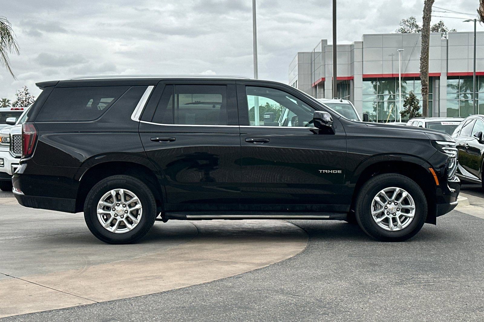 Used 2025 Chevrolet Tahoe LT RWD image 3