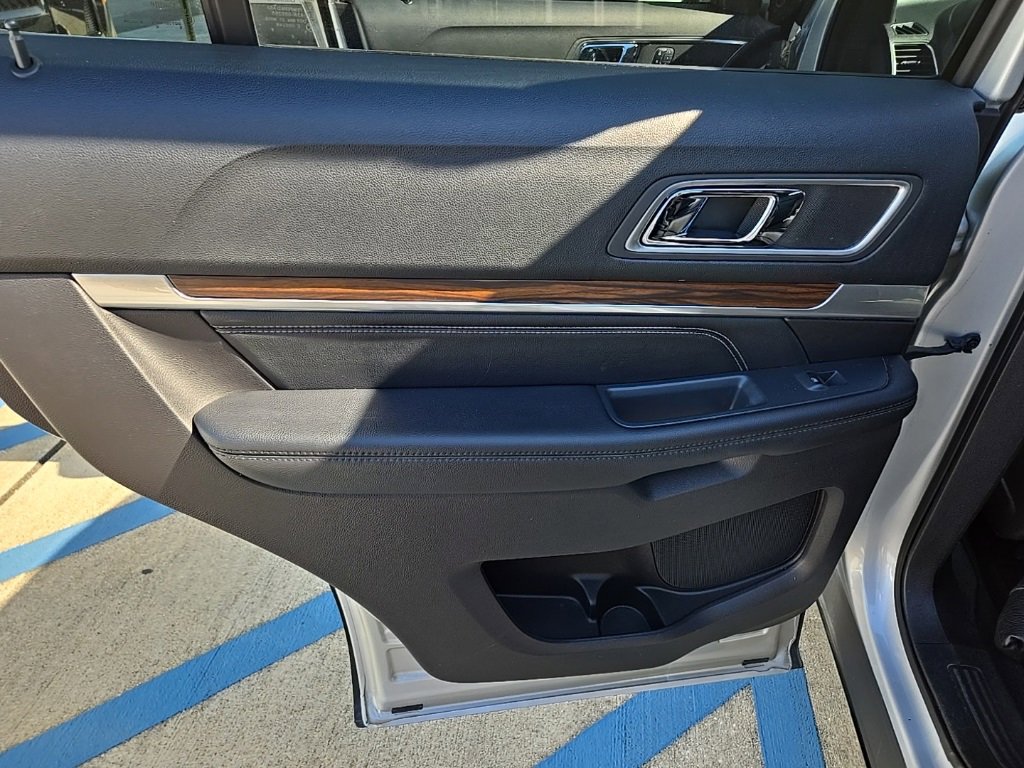 Used 2016 Ford Explorer Limited image 11