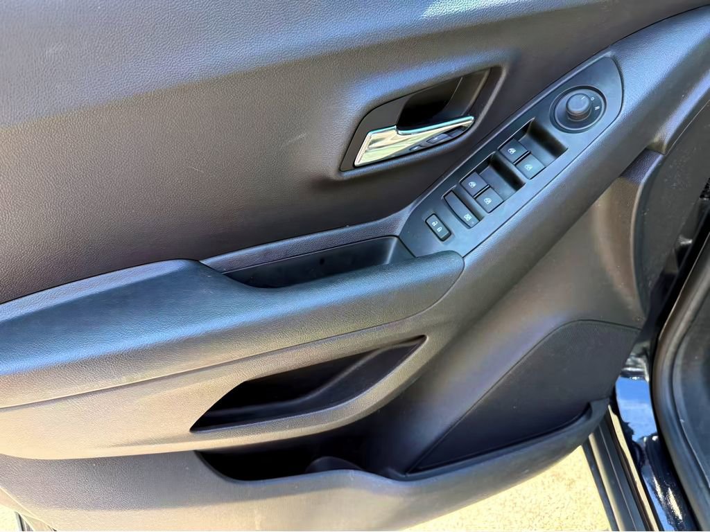 Used 2021 Chevrolet Trax LS w/ Tint and Cruise Package image 10