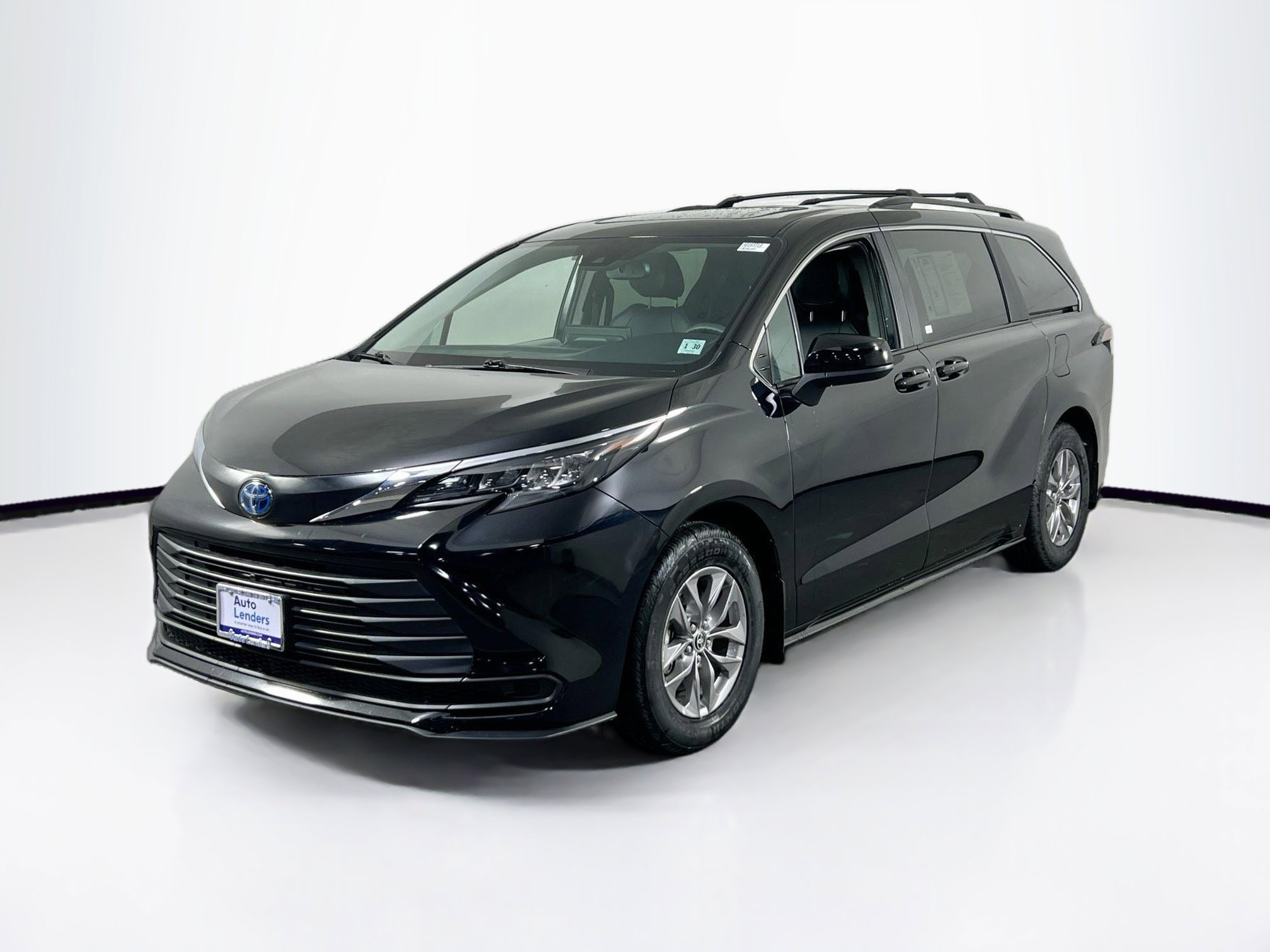 Used 2025 Toyota Sienna LE w/ LE Plus Package image 1