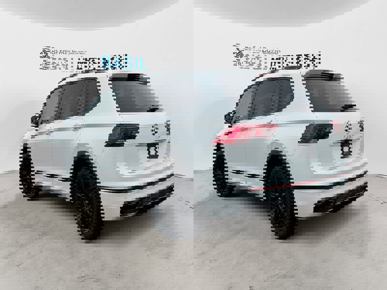 Used 2022 Volkswagen Tiguan SE R-Line image 3