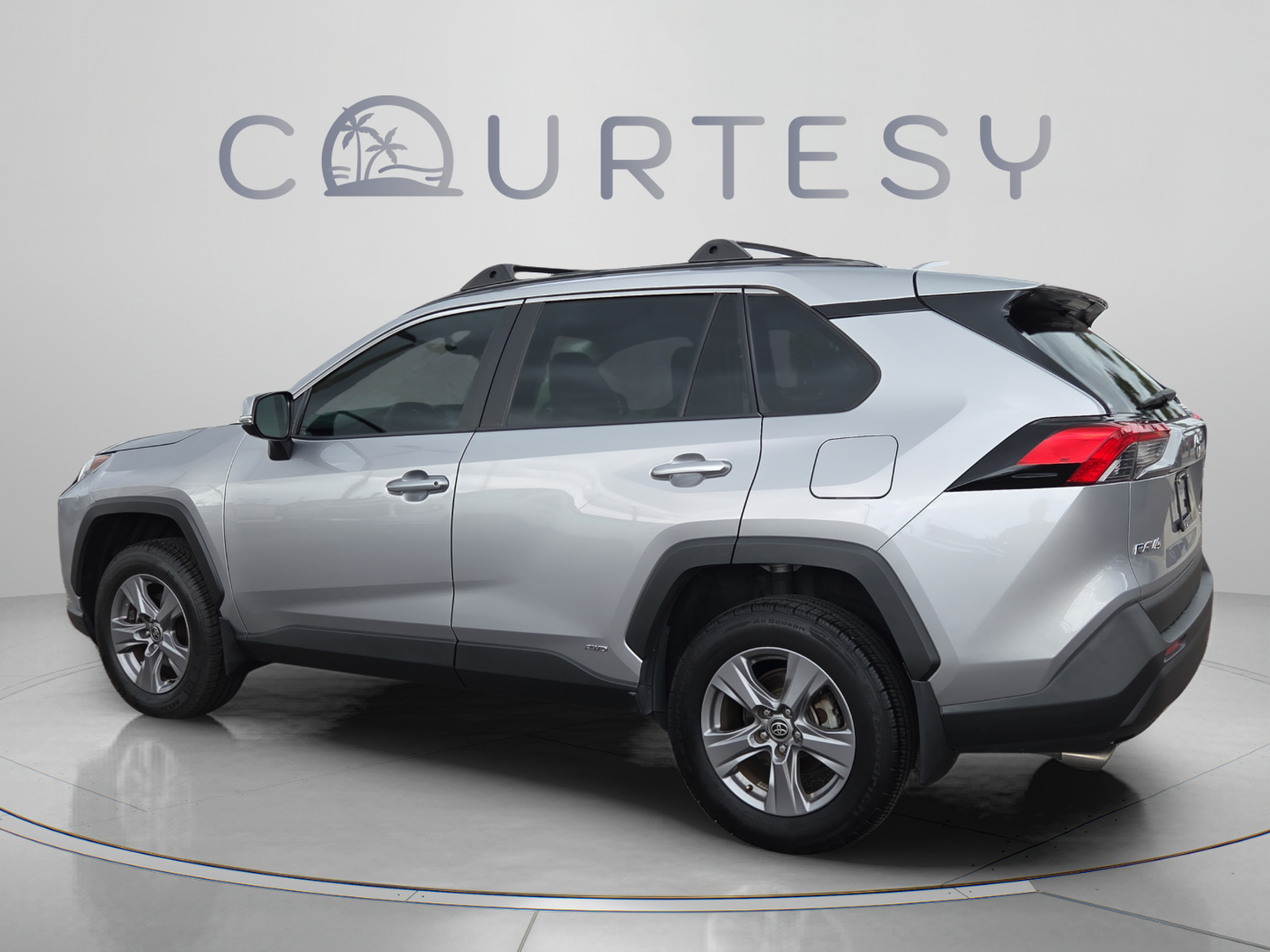 Used 2022 Toyota RAV4 XLE w/ Convenience Package AWD/4WD image 3