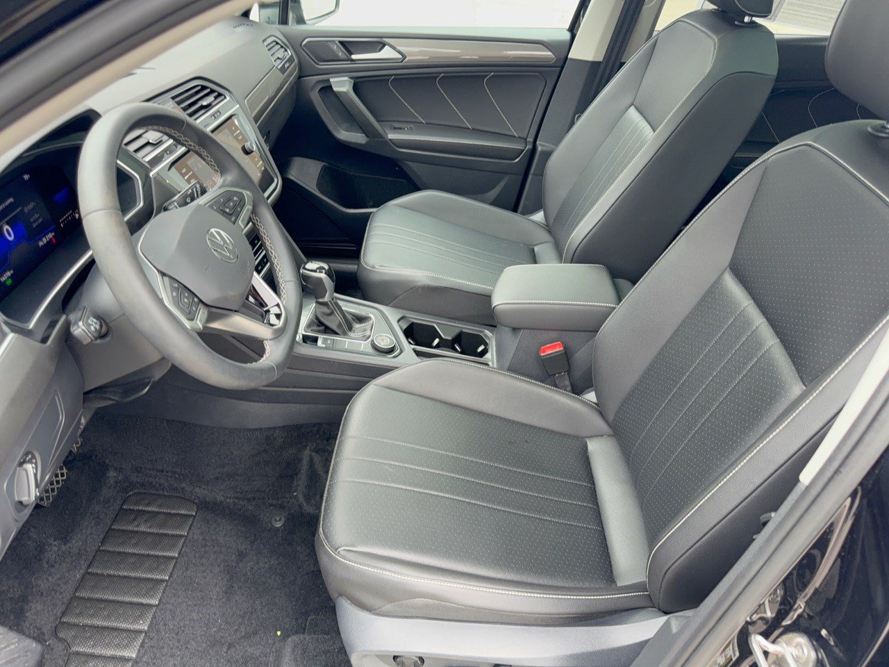 Used 2022 Volkswagen Tiguan SE w/ Panoramic Sunroof Package AWD/4WD image 5