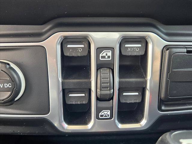 Used 2018 Jeep Wrangler Unlimited Sahara AWD/4WD image 10