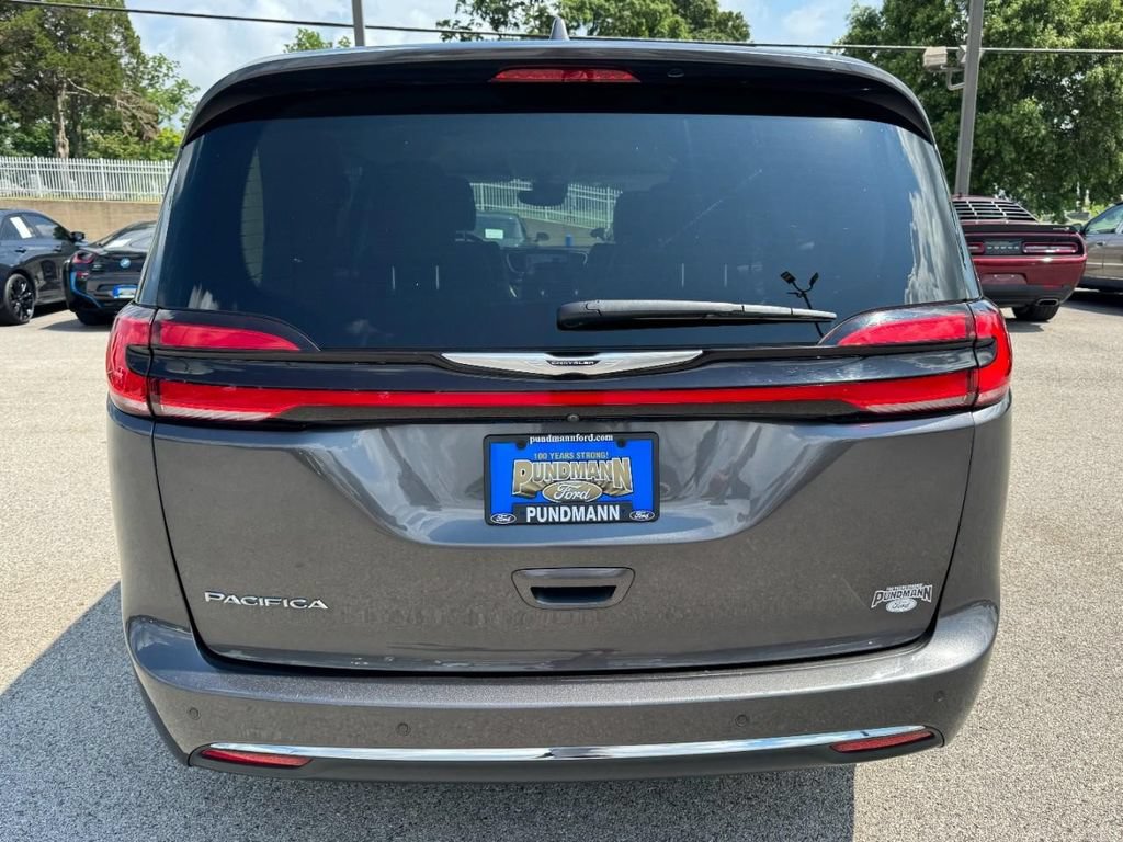Used 2021 Chrysler Pacifica Touring-L FWD image 4