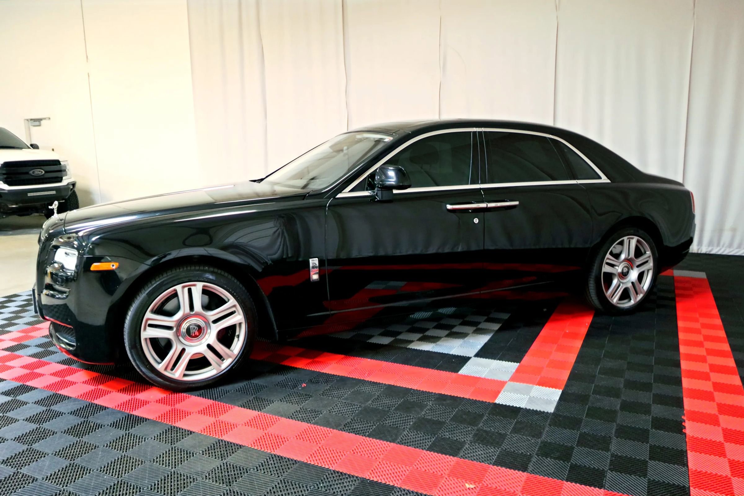 Used 2016 Rolls-Royce Ghost image 3