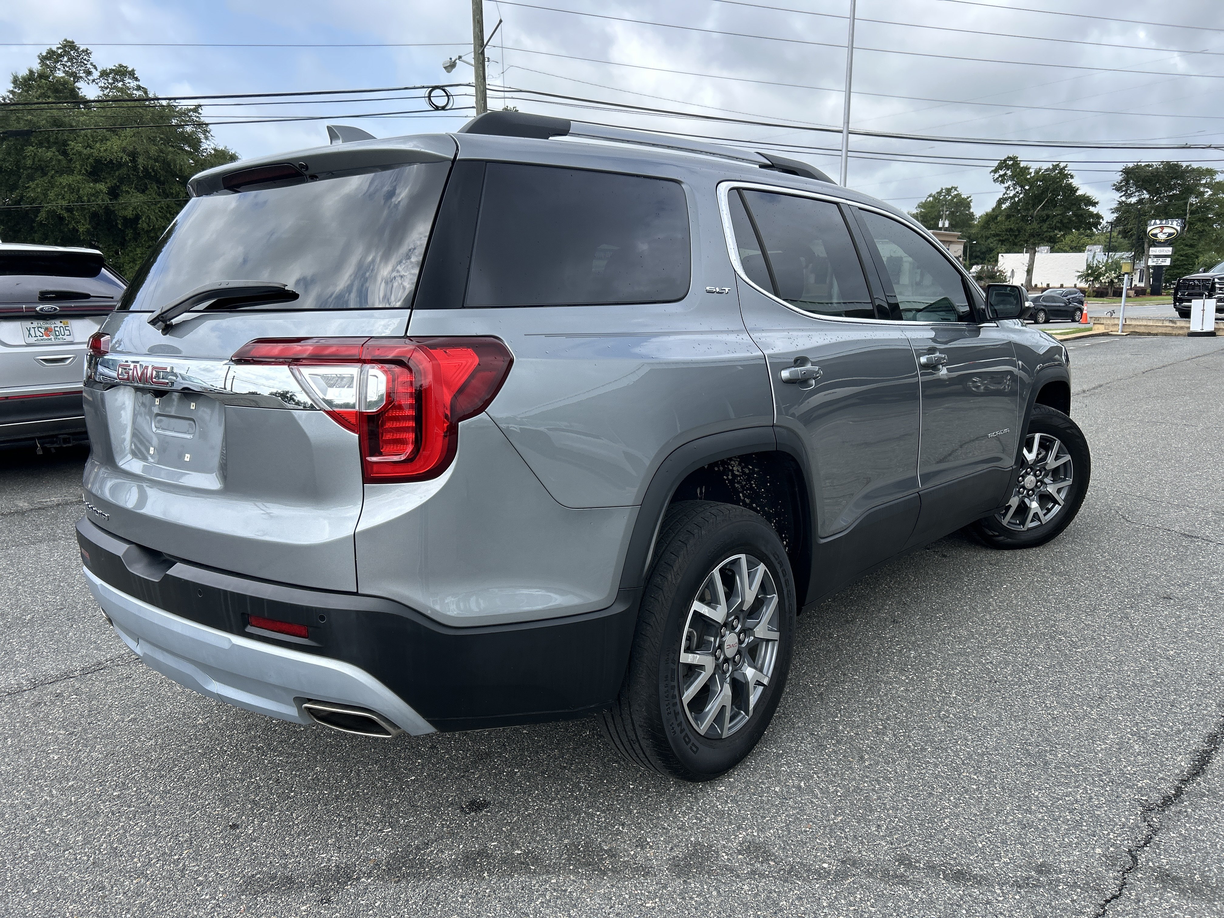 Used 2023 GMC Acadia SLT w/ Technology Package FWD image 7