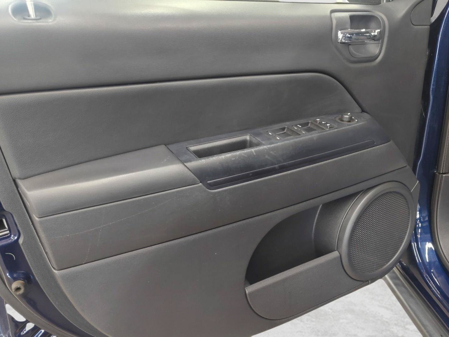 Used 2015 Jeep Compass Sport w/ Power Value Group FWD image 4