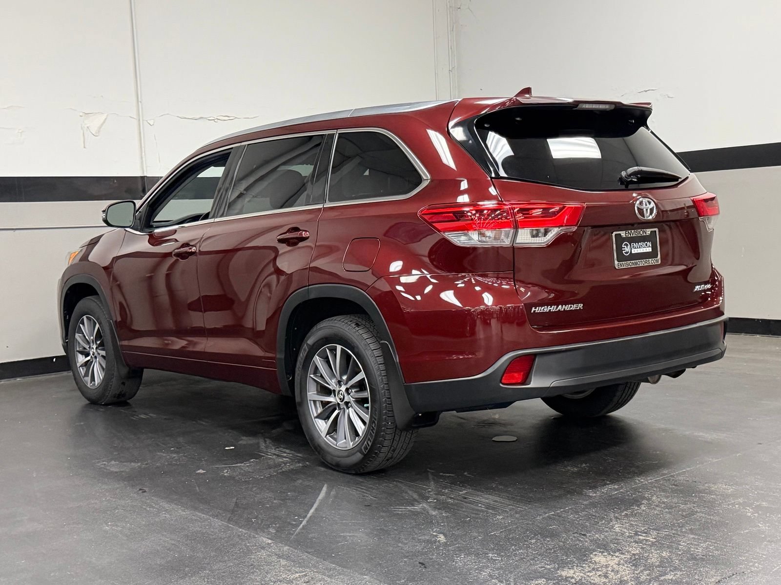 Used 2017 Toyota Highlander XLE AWD/4WD image 9