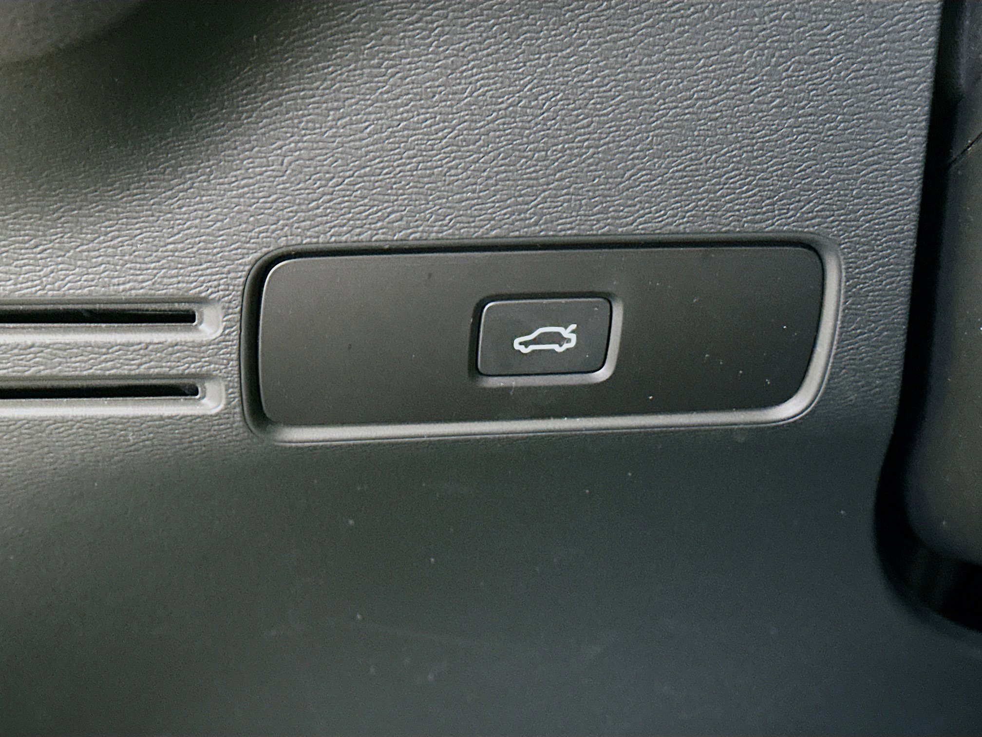 Used 2024 Volvo XC40 B5 Plus image 17