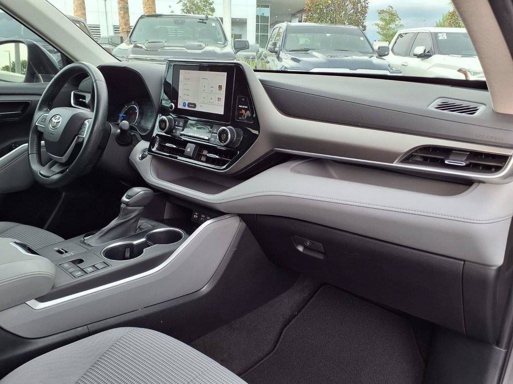 Used 2023 Toyota Highlander LE FWD image 11