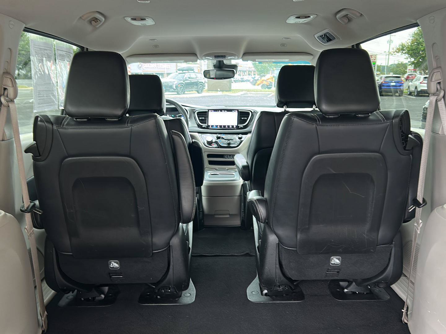 Used 2024 Chrysler Pacifica Limited FWD image 12