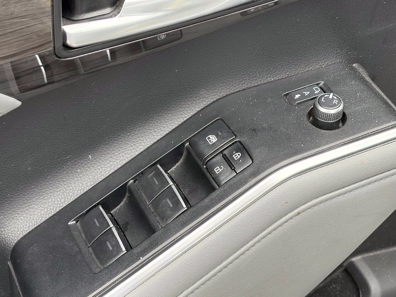 Used 2023 Toyota Highlander Platinum FWD image 6