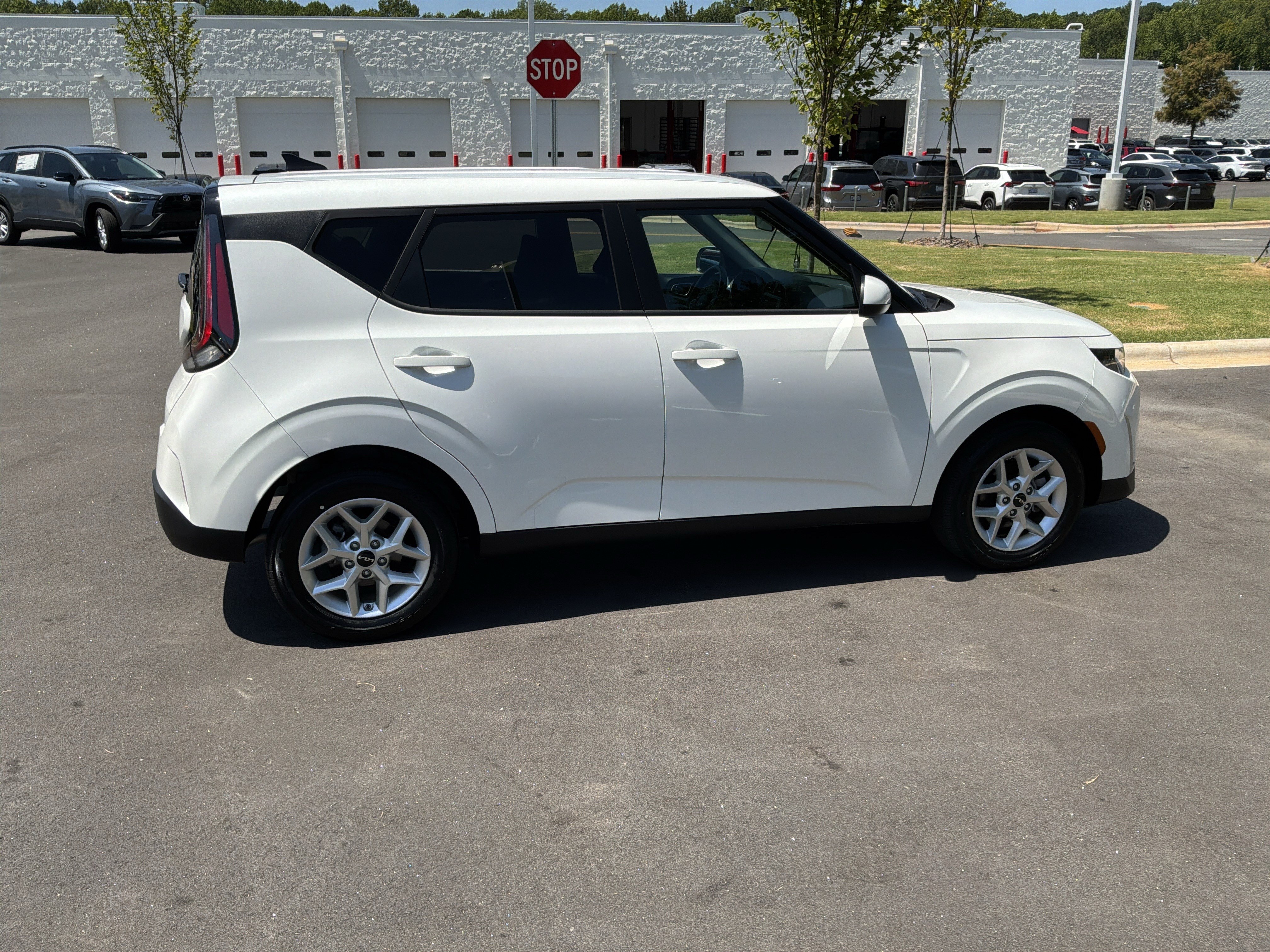 Used 2025 Kia Soul LX w/ LX Technology Package FWD image 11