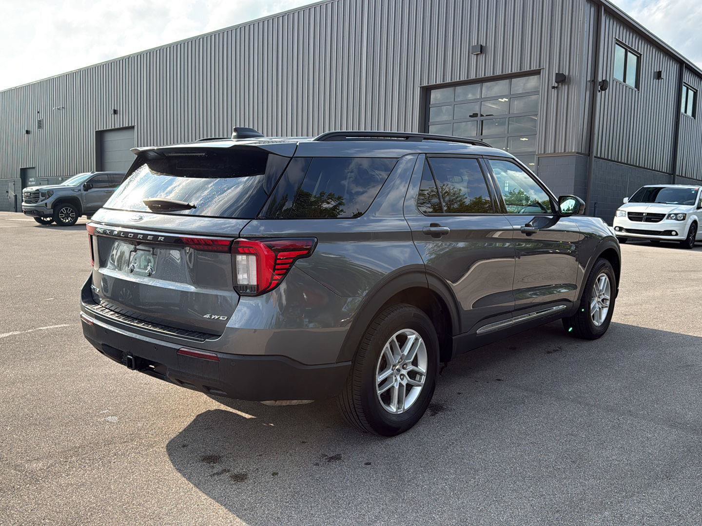 Used 2025 Ford Explorer Active AWD/4WD image 3