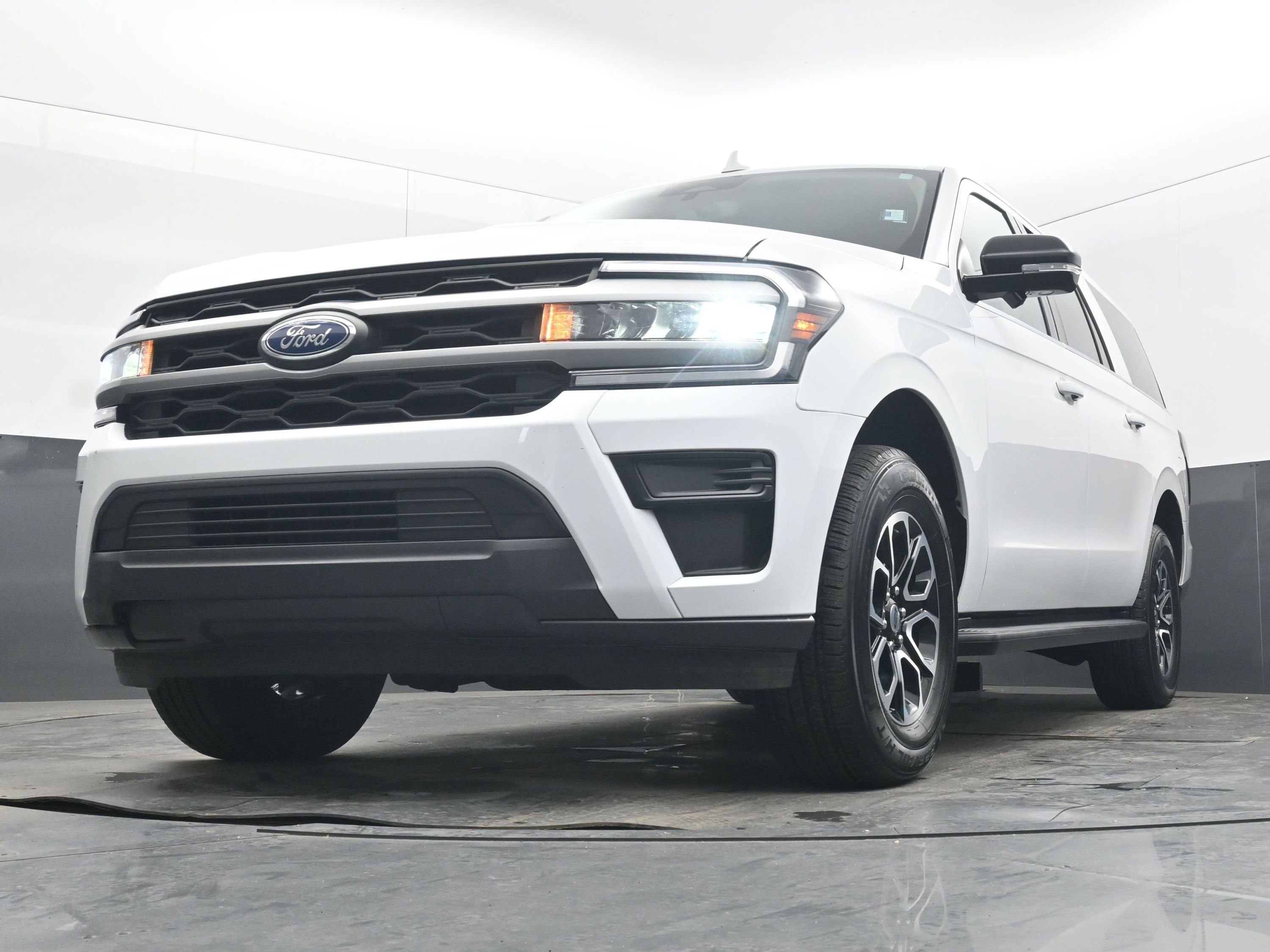 Used 2024 Ford Expedition Max XLT image 25