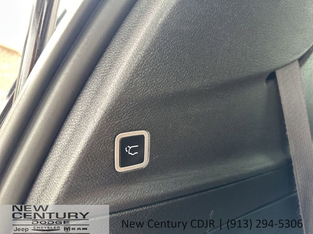 Used 2025 Chrysler Pacifica Limited FWD image 18