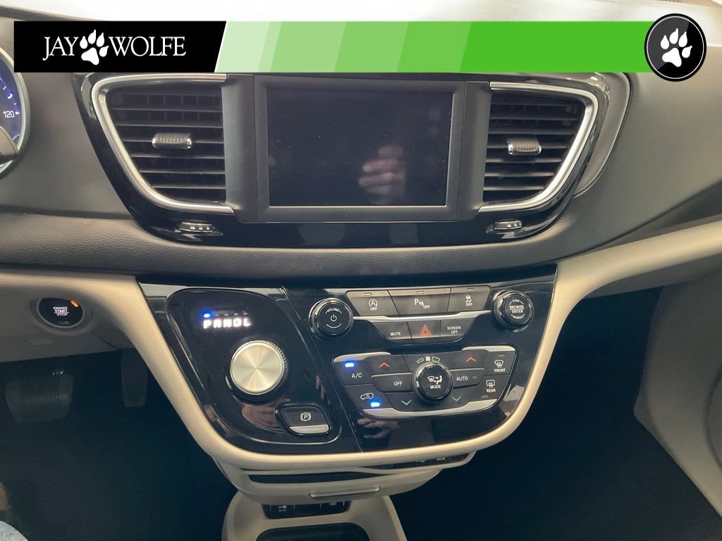 Used 2020 Chrysler Pacifica Touring FWD image 15