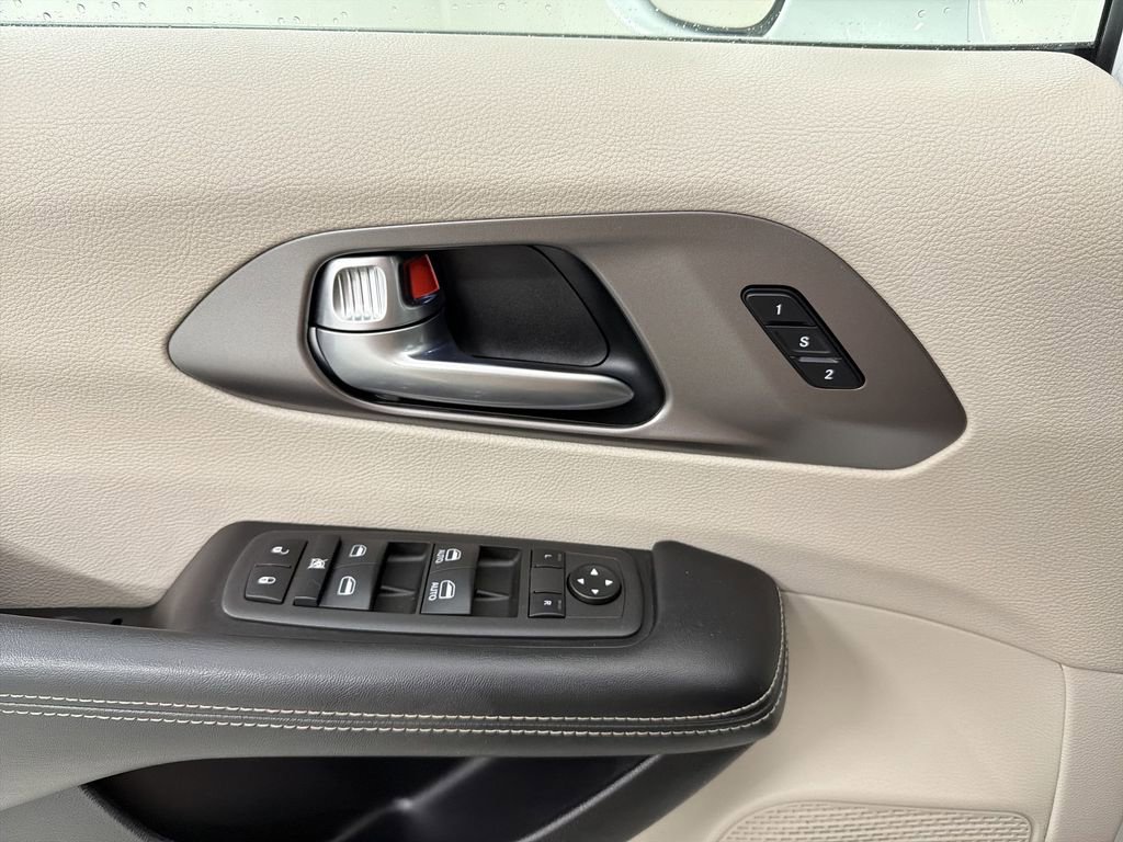 Used 2022 Chrysler Pacifica Touring-L image 26
