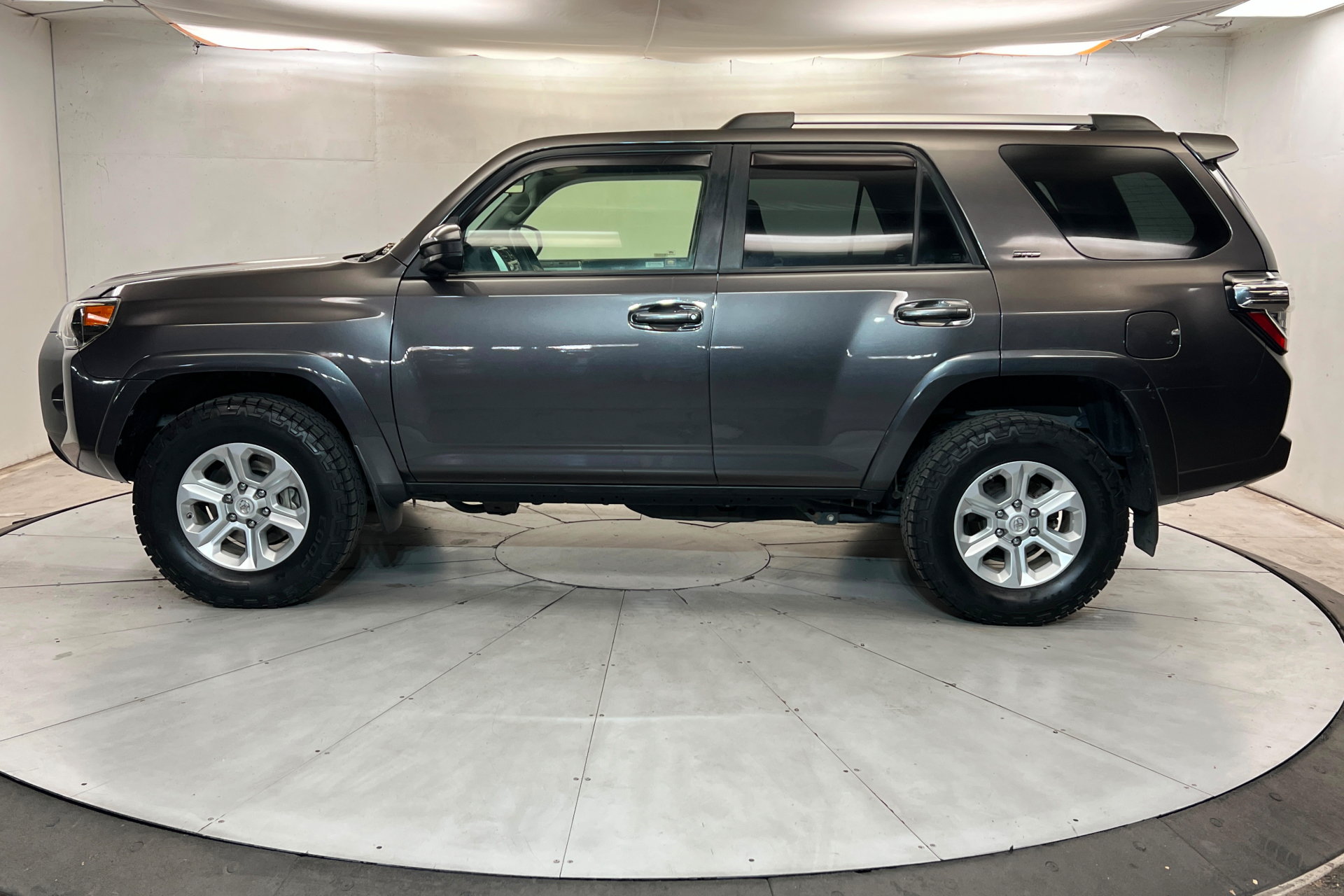 Certified 2019 Toyota 4Runner SR5 AWD/4WD image 2