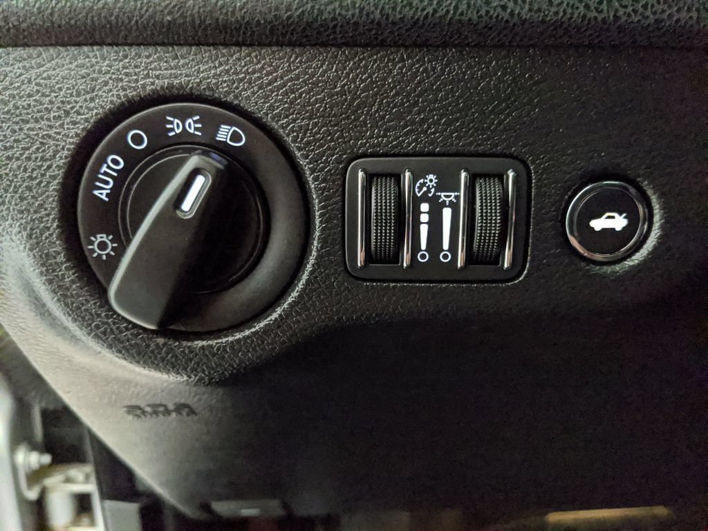 Used 2020 Dodge Charger SXT w/ Leather Interior Group RWD image 15