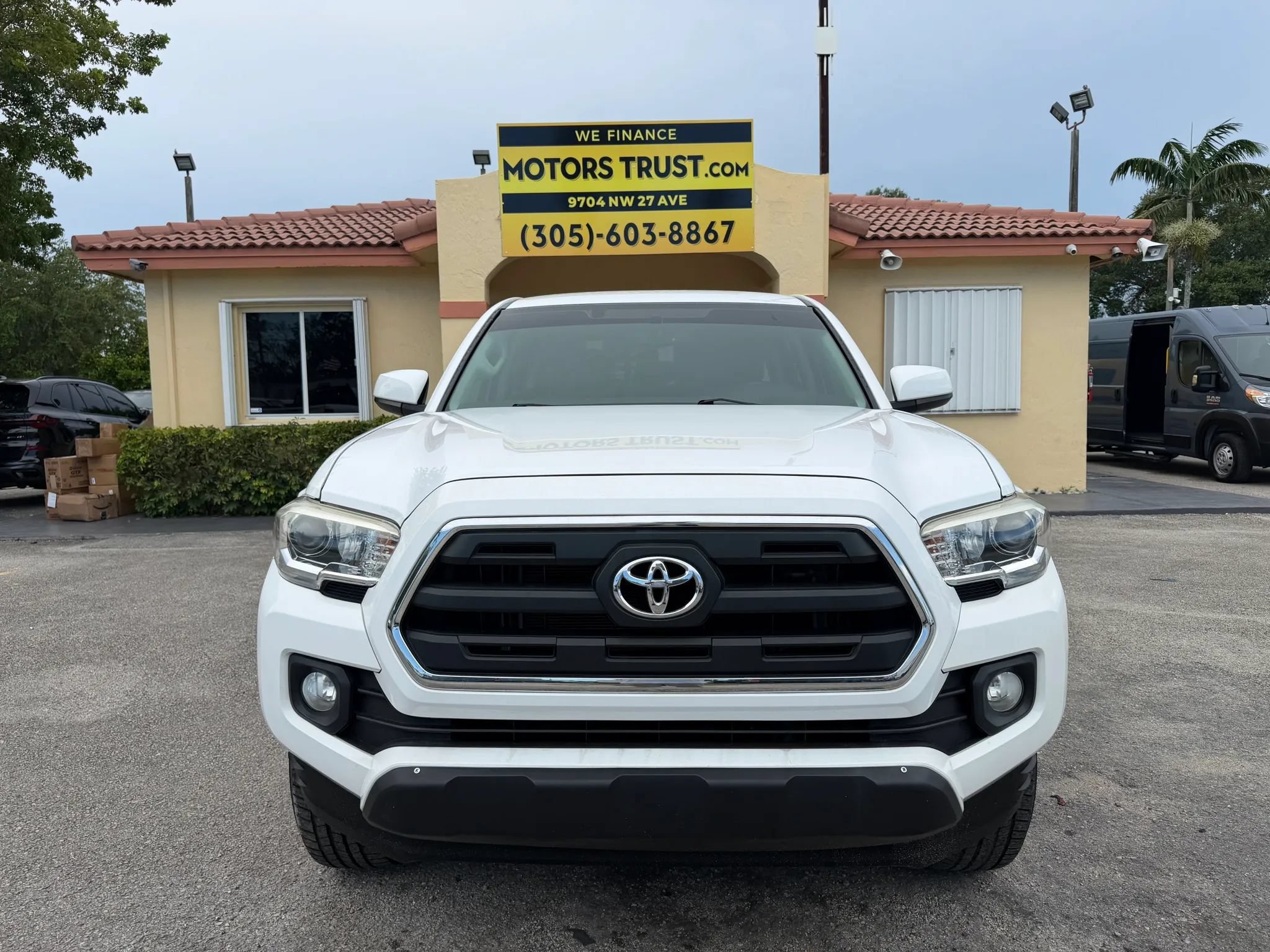 Used 2017 Toyota Tacoma SR5 w/ Tow Package RWD image 10