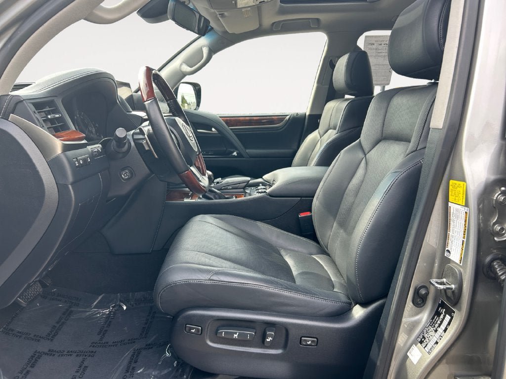 Used 2021 Lexus LX 570 4WD w/ Luxury Package image 6