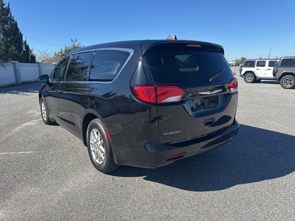 Used 2024 Chrysler Voyager LX image 8