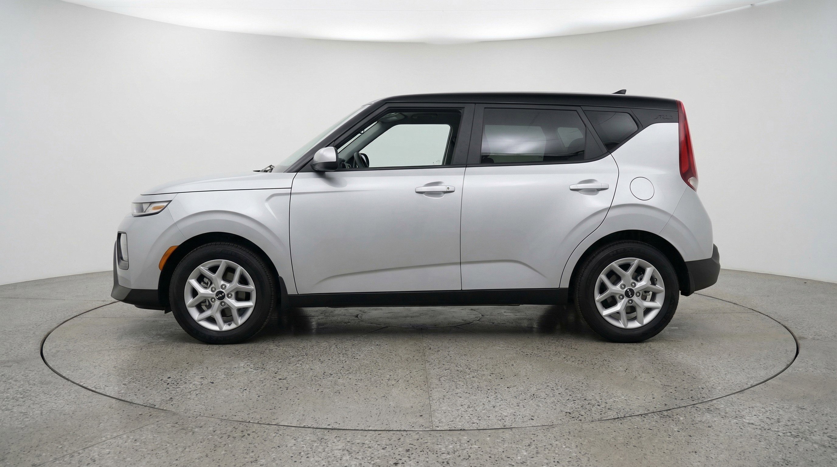 Used 2025 Kia Soul LX w/ LX Technology Package FWD image 5
