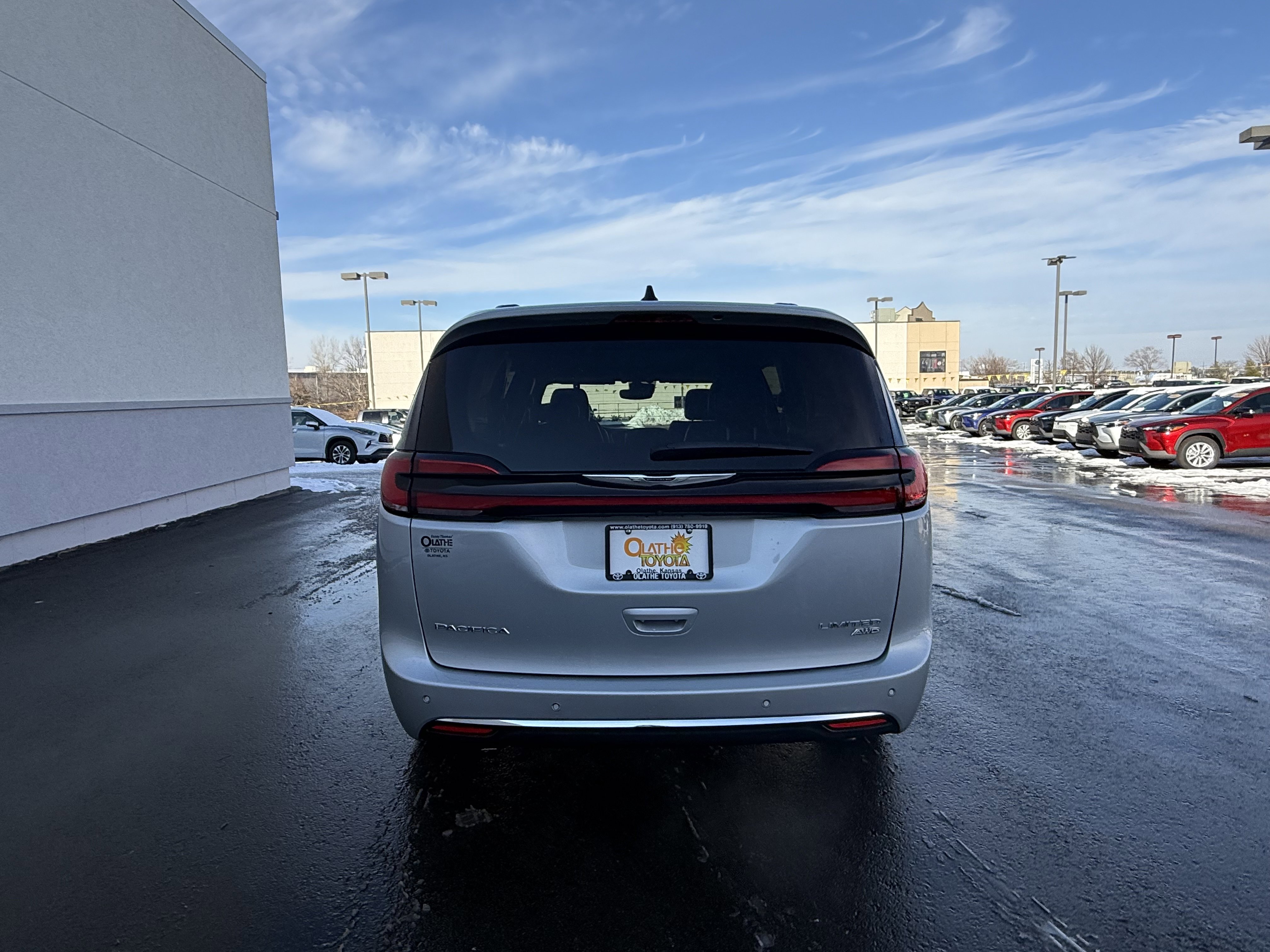 Used 2023 Chrysler Pacifica Limited image 16