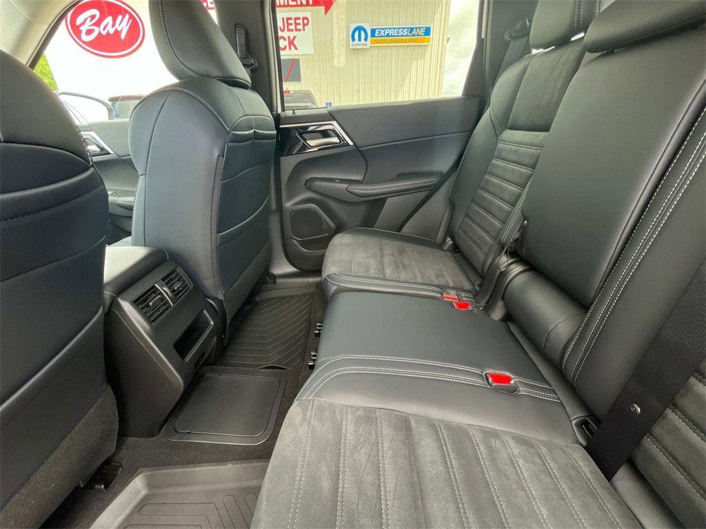 New 2025 Mitsubishi Outlander SE image 13