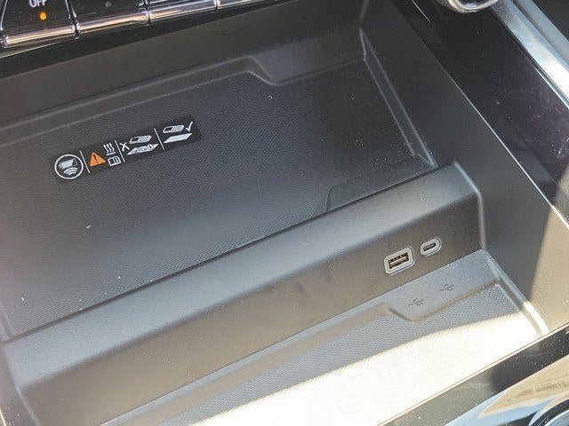 Used 2025 Chevrolet Suburban High Country AWD/4WD image 30