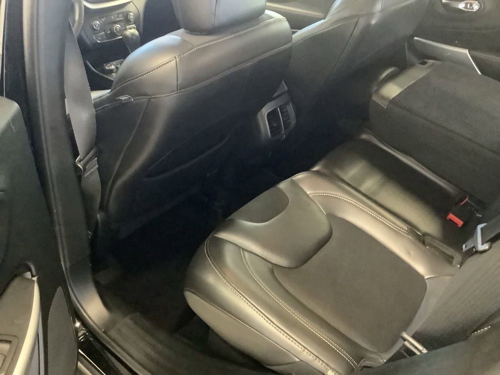 Used 2018 Jeep Cherokee Latitude Plus w/ Cold Weather Group AWD/4WD image 11