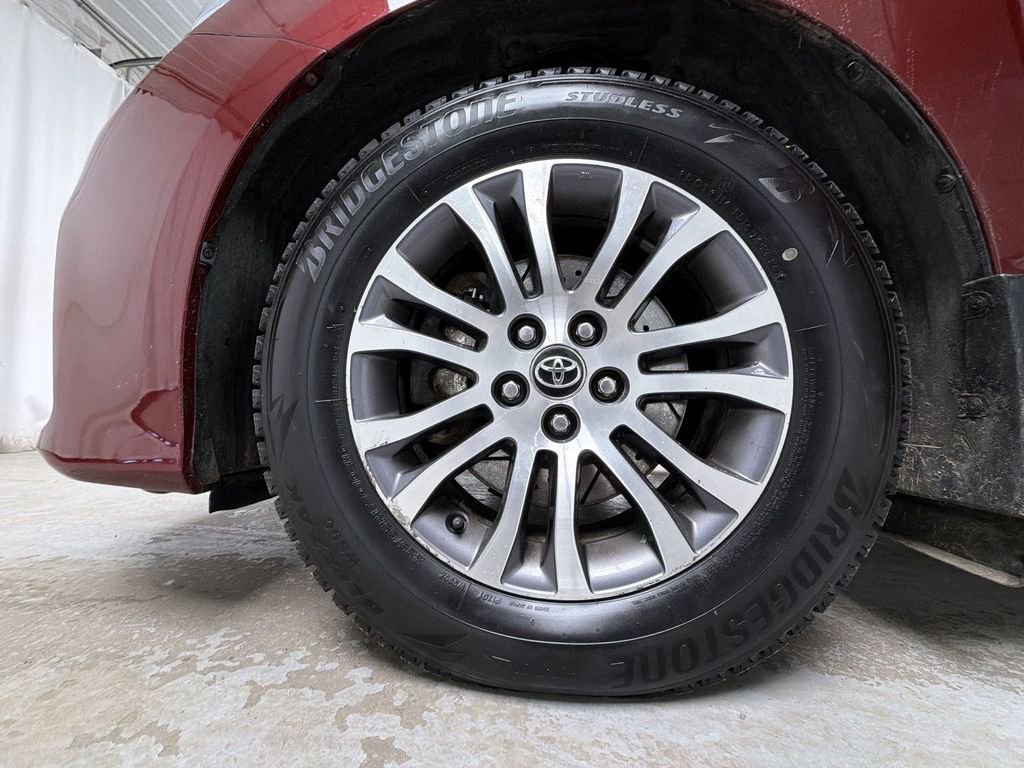 Used 2019 Toyota Sienna XLE FWD image 17