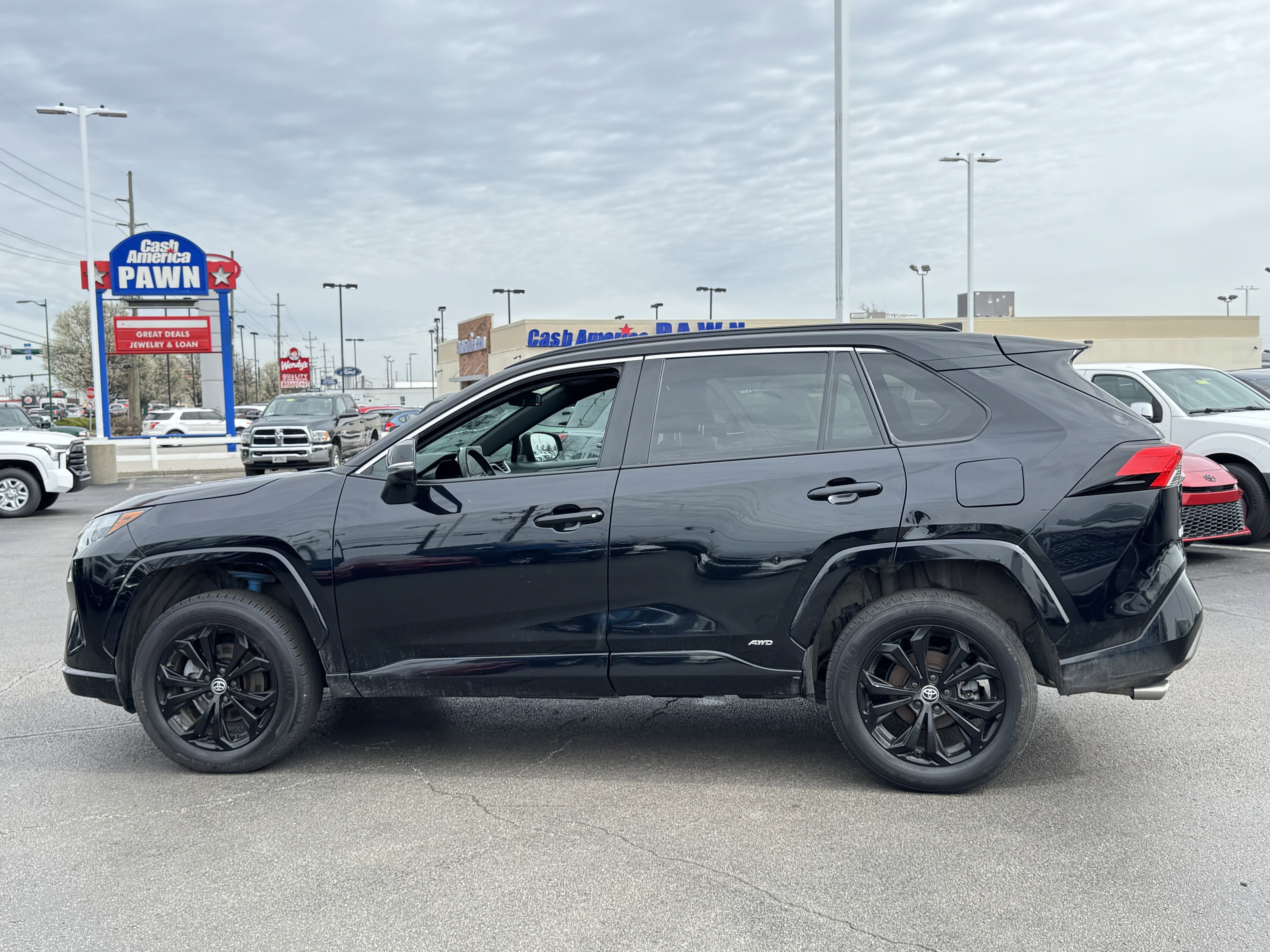 Used 2024 Toyota RAV4 SE image 12